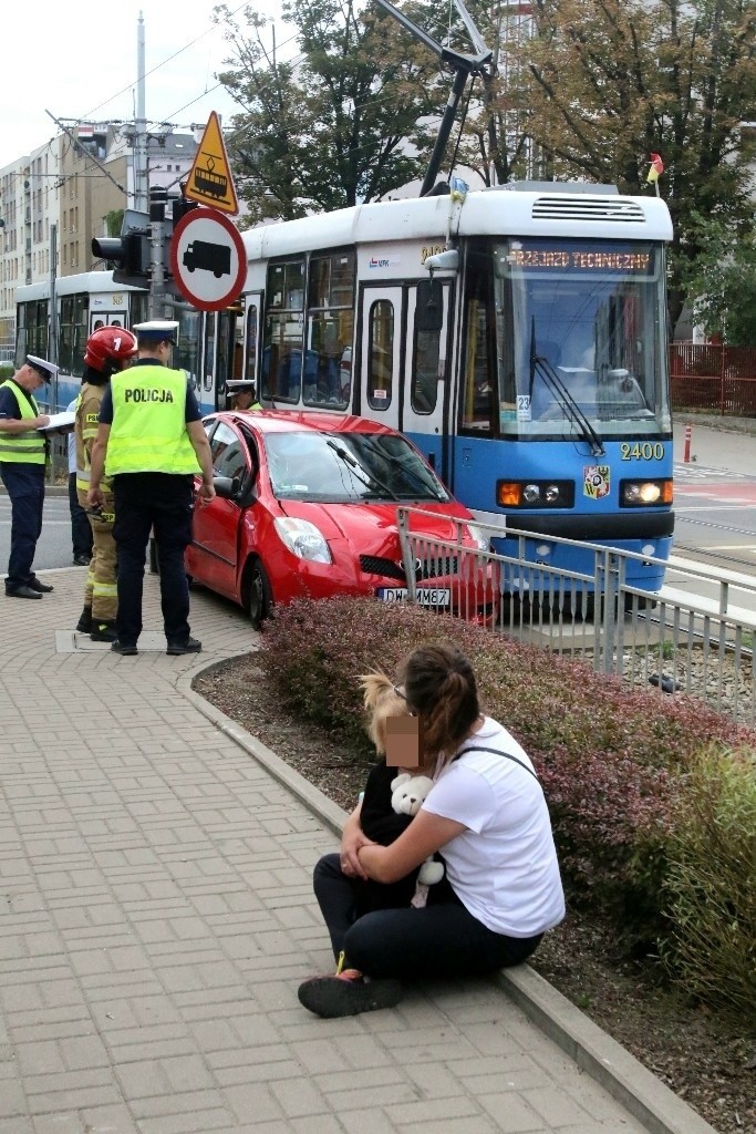 Wypadek na ul. Pułaskiego w pobliżu placu Wróblewskiego. Po...
