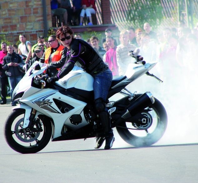Monika Jaworska "Katanka" wicemistrzyni Europy, zrobiła efektowne show. Siedząc na motocyklu ledwie dosięgała nogami ziemi, ale i tak - podczas "palenia gumy&#8221; - nieźle nadymiła.