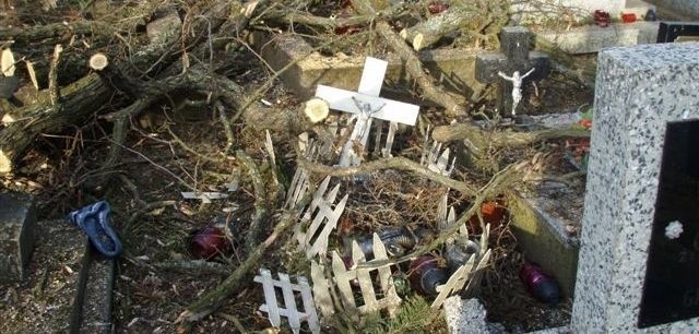 Zniszczone nagrobki na cmentarzu Rocha
