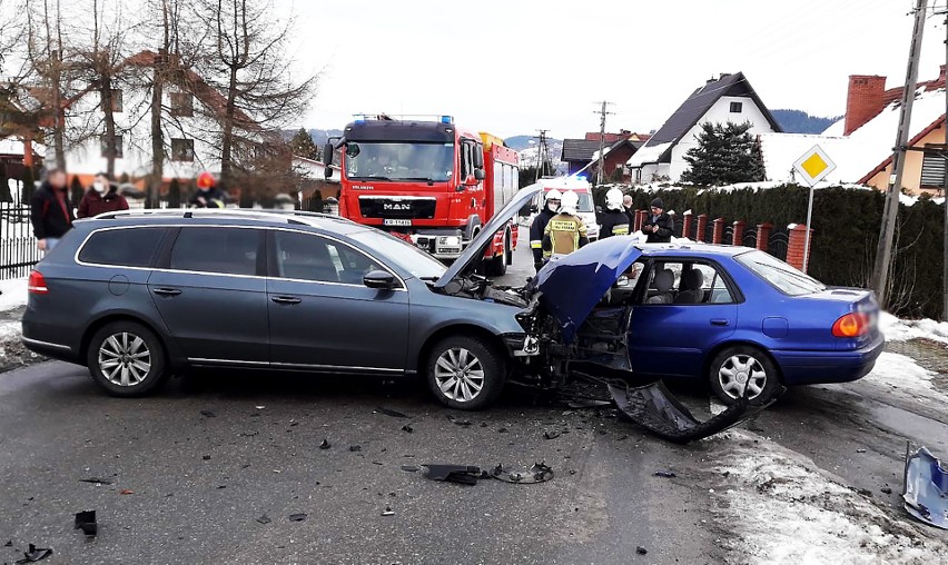 Nawojowa. Zderzenie dwóch osobówek na ul. Podkamienne. Jedna osoba ranna [ZDJĘCIA]