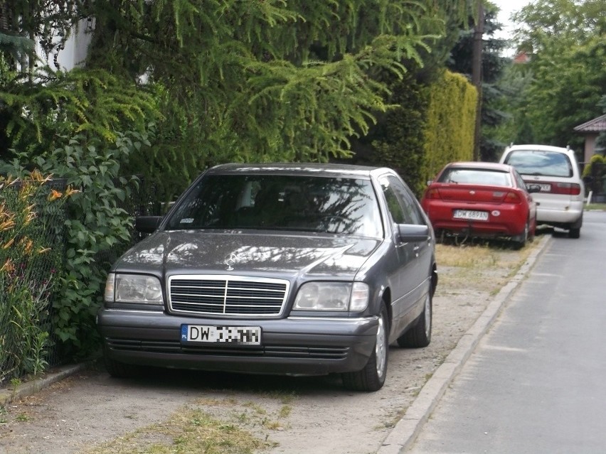 Mercedes, którego przeszukiwali policjanci