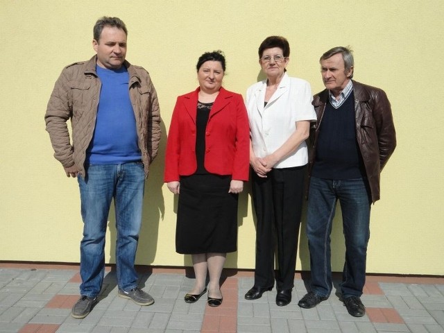 Jadwiga Podgórska (w bieli) oraz nowo wybrana rada sołecka - Rafał Zglinicki, Andrzej Kilanowski, Jolanta Szczepańska