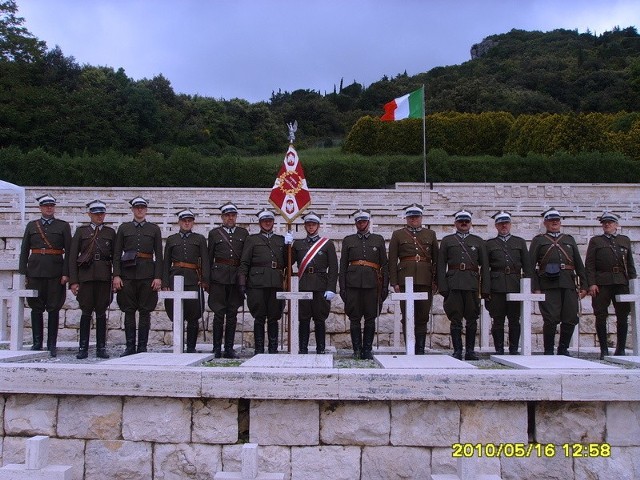 Na cmentarzu Monte Cassino nasi ułani byli bardzo wzruszeni. Ogromne wrażenie zrobił na nich grób gen.Jastrzębskiego, ostatniego przedwojennego dowódcy 8 PSK