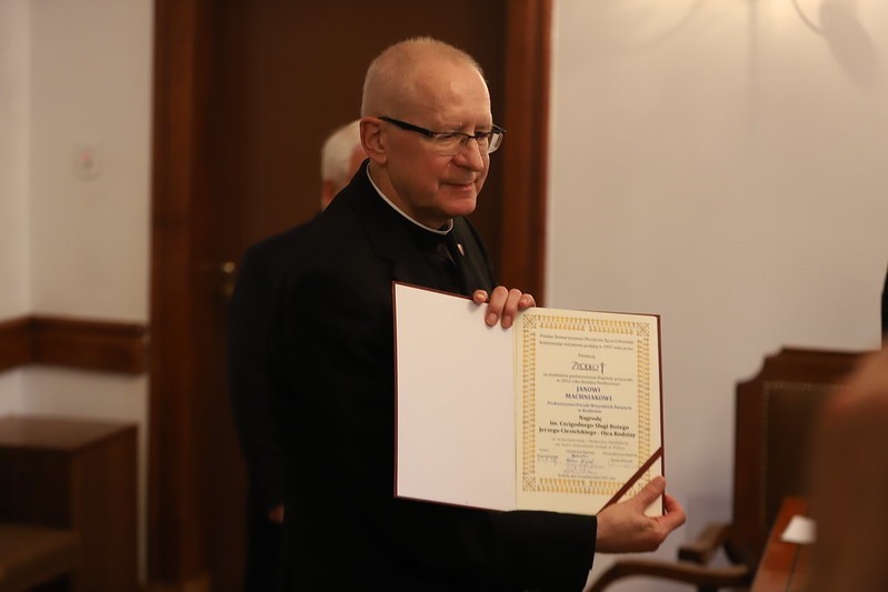 Kraków. Ksiądz prof. Jan Machniak z Nagrodą im. Jerzego Ciesielskiego