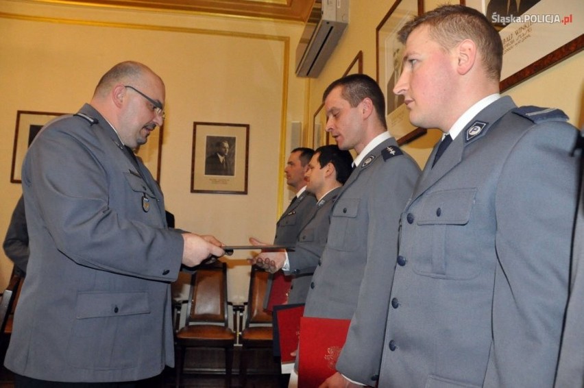 Policjanci z Rybnika ratowali ludzi z płonącego bloku....