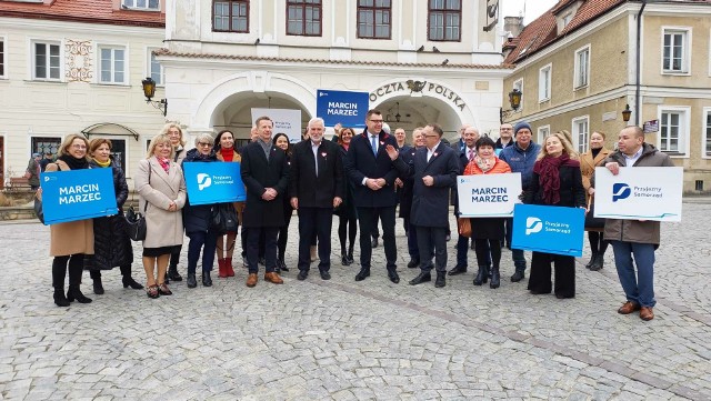 Kto zostanie burmistrzem Sandomierza? Marcin Marzec otrzymał poparcie Platformy Obywatelskiej i Polski 2050. Konferencję prasową zorganizowano na sandomierskim rynku.