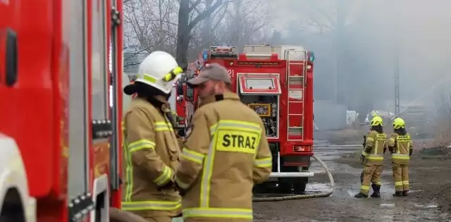 W akcji gaśniczej bierze udział pięć zastępów straży pożarnej