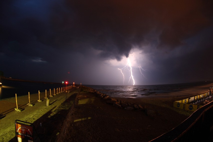 Zdjęcie z burzy przechodzącej koło Ustki około godziny 21:00...