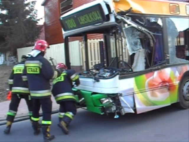 Kabina autobusu została poważnie uszkodzona.