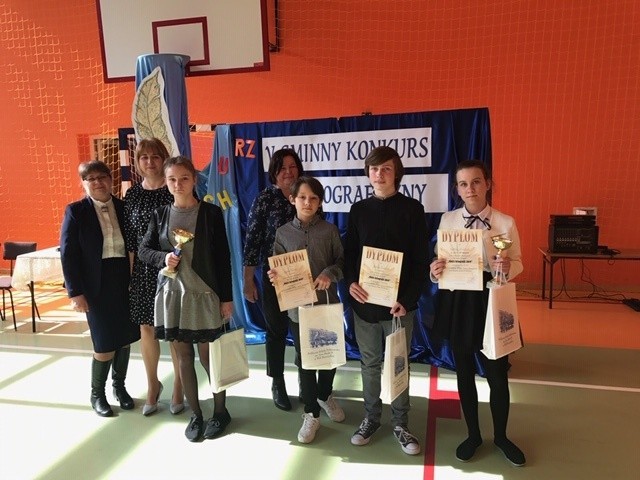 Część laureatów Konkursu Ortograficznego „Mistrz Ortografii 2019” zorganizowanego w szkole w Woli Rzeczyckiej