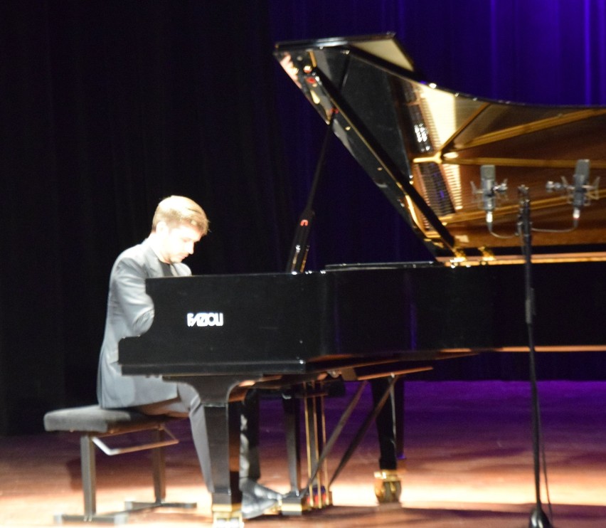  Festiwal Muzyczny imienia Krystyny Jamroz w Busku-Zdroju. Wystąpił pianista Kamil Pacholec, było dużo bisów. Zobaczcie zdjęcia
