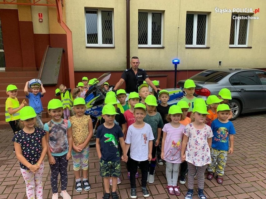 Częstochowscy policjanci odwiedzają przedszkolaków i...