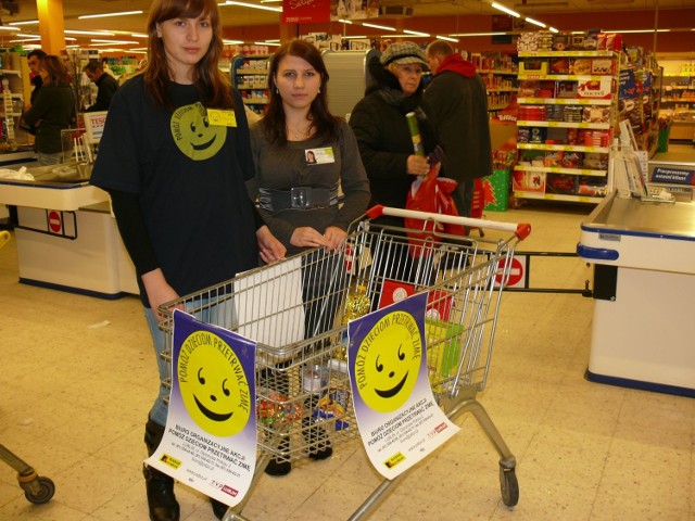 Wolontariuszki zbierały żywność w Stalowej Woli miedzy innymi w Tesco.