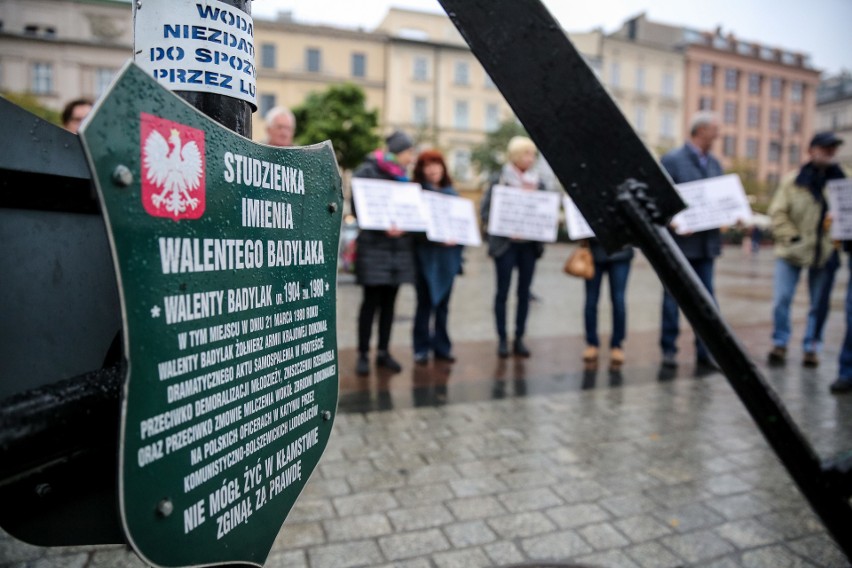 Kraków. Demonstracja w geście solidarności z mężczyzną, który podpalił się w Warszawie