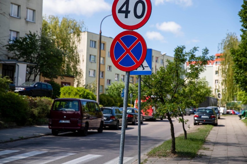 Parkowanie na trawie w miejscu, o którym mowa.