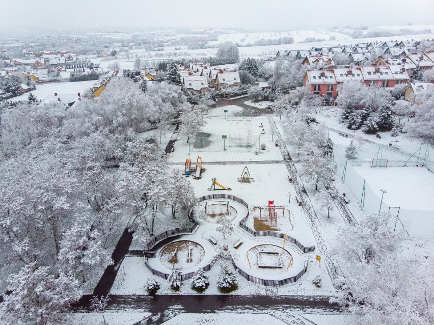 Zimowe krajobrazy pod Krakowem. Zachwycać mogą oszronione drzewa, ale i osiedla mieszkaniowe zasypane śniegiem 