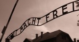 Zuchwała kradzież w Auschwitz-Birkenau! Zniknęła tablica "Arbeit macht frei"