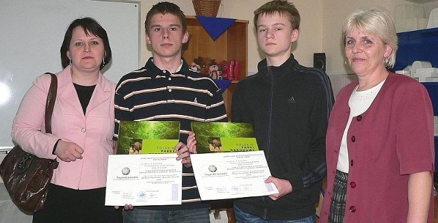 Najlepsi z najlepszych, Bartłomiej Klarecki (drugi z lewej) i Wojciech Kumoń odebrali nagrody w towarzystwie opiekunek, Beaty Ogunowskiej i Ewy Kęckiej. 