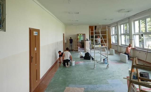 W szkole w Pacanowie trwają intensywne prace związane z termomodernizacją. Podobnie jest w szkole w Ratajach Słupskich. W przyszłości remonty odbędą się też w szkołach w Oblekoniu i Wójczy.
