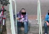 Poznań: Kamera nagrała mężczyzn, którzy chcieli ukraść rower [ZDJĘCIA Z MONITORINGU]