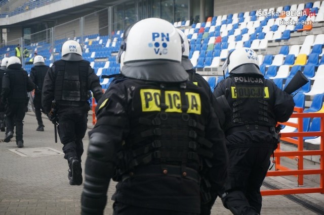 Ponad 150 policjantów w środę wzięło udział w ćwiczeniach na Stadionie Miejskim w Bielsku-Białej i terenach hali sportowej pod Dębowcem