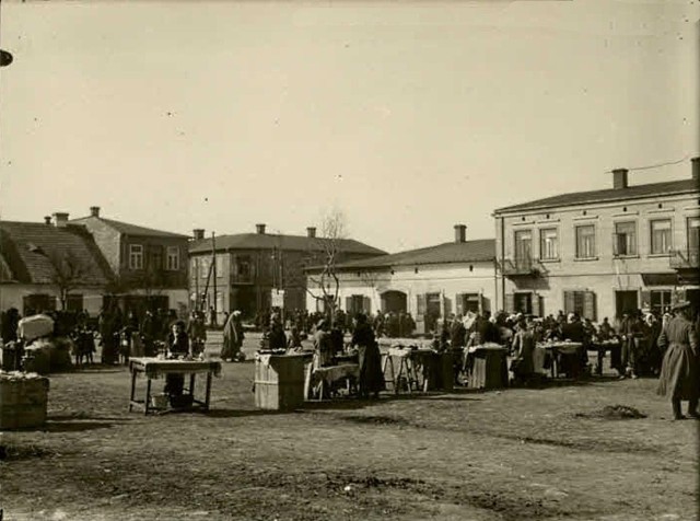 Zobacz archiwalne fotografie z Włoszczowy i powiatu na kolejnych slajdach.Na zdjęciu Rynek we Włoszczowie 3 kwietnia 1916.