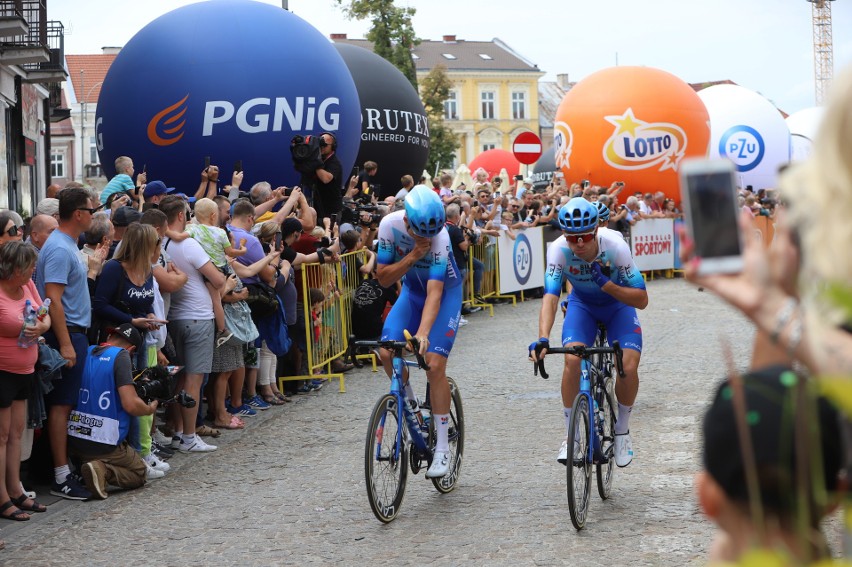 W Kielcach rozpoczął się 79. Tour de Pologne. Jadą gwiazdy peletonu. Meta pierwszego etapu będzie w Lublinie 