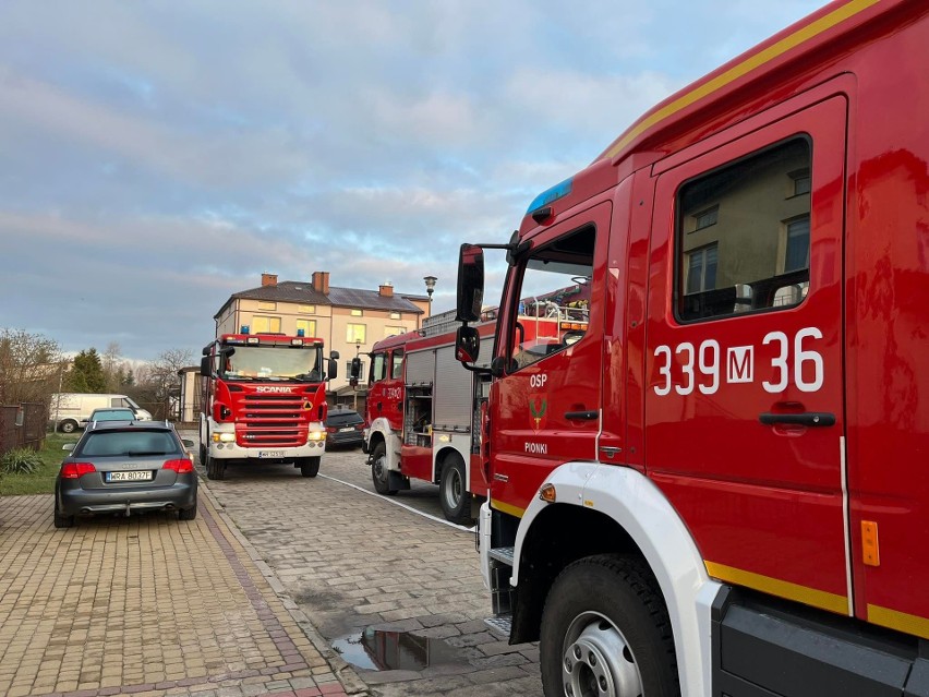 Pożar piwnicy w domu jednorodzinnym w Pionkach. Na miejscu działały cztery zastępy straży pożarnej