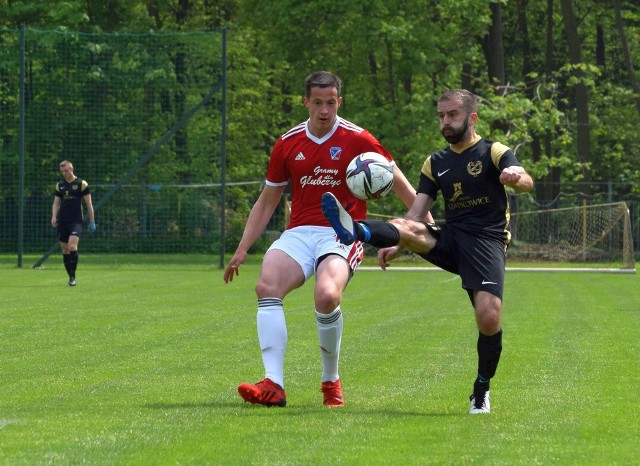 Piotr Sobota (z prawej) dał wygraną Unii Krapkowice w Branicach.