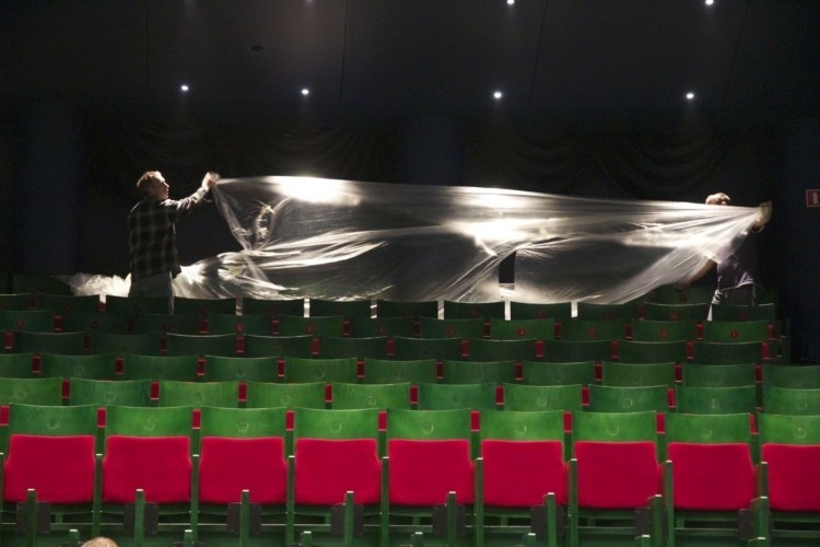 Na głównej sali koncertowej montowane są właśnie fotele dla...