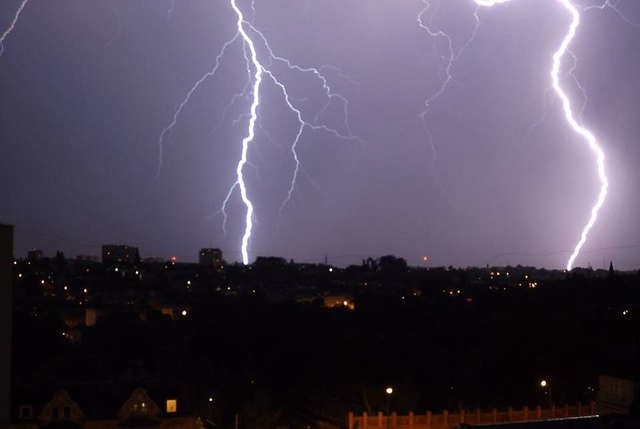 Zdjęcie z 10 sierpnia ubiegłego roku. Dwa pioruny doziemne uderzyły najprawdopodobniej w okolicy Miedzynia