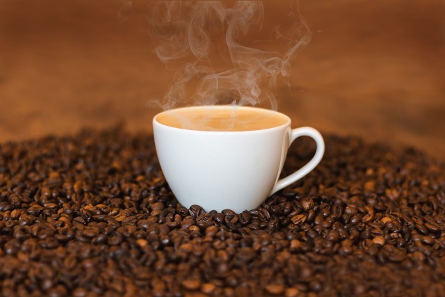 Kawa dotlenia mózg, poprawia koncentrację i pamięć krótkotrwałą. Zawarta w niej kofeina zmniejsza uczucie zmęczenia