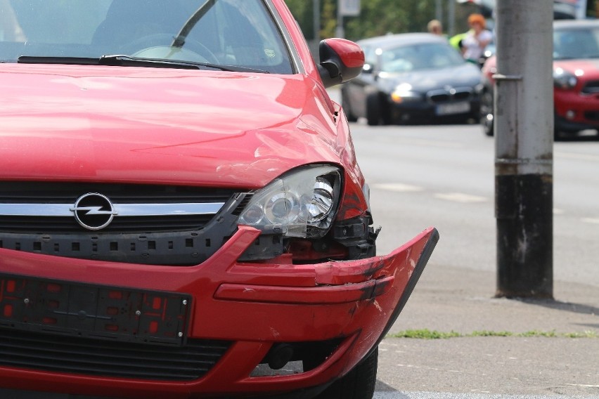 Na skrzyżowaniu ulic Bałtyckiej i Obornickiej doszło do wypadku dwóch samochodów osobowych Opla i BMW