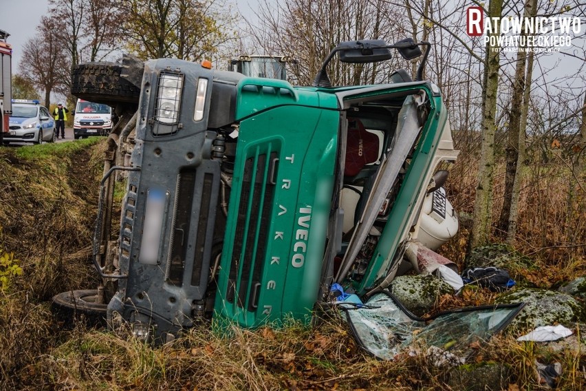 Powiat Ełcki. Betoniarka wywróciła się do rowu. Kierowca uwięziony w kabinie (zdjęcia)