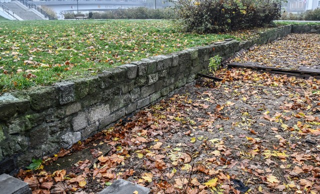 W centrum Bydgoszczy mają znajdować się macewy z któregoś z żydowskich cmentarzy - wykorzystano je do budowy ogrodzenia na Placu Teatralnym. Jeszcze w tym roku ma się tam pojawić tabliczka informacyjna, ale konstrukcji nikt rozbierać nie będzie.