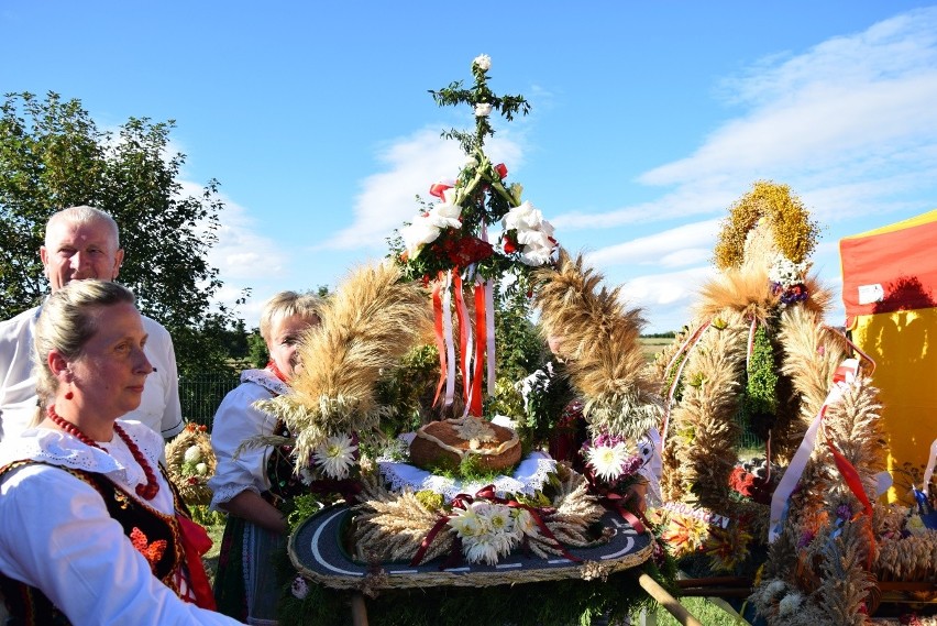 Skała. Na powiatowym święcie plonów nagradzali rolników, częstowali chlebem i młócili cepami [NOWE ZDJĘCIA]