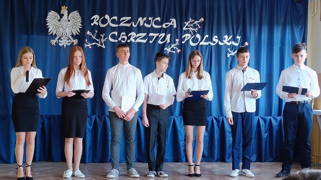 W Mydłowie uczczono rocznicę Chrztu Polski. Uczniowie przygotowali piękną akademię