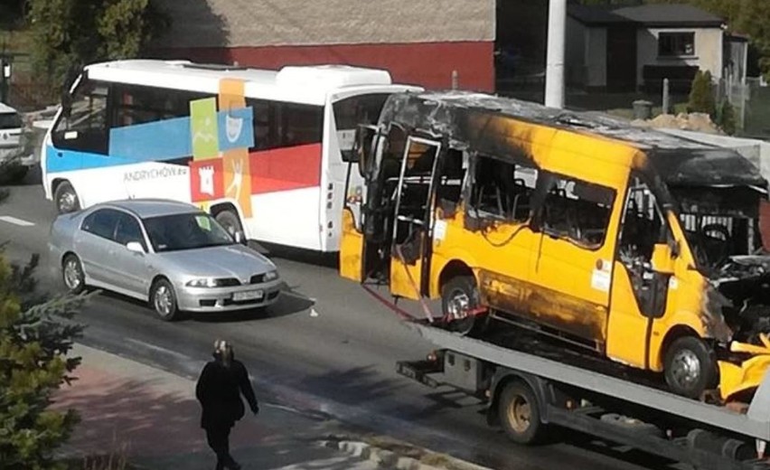 Transportowy bus zapalił się w dzielnicy Grodziec