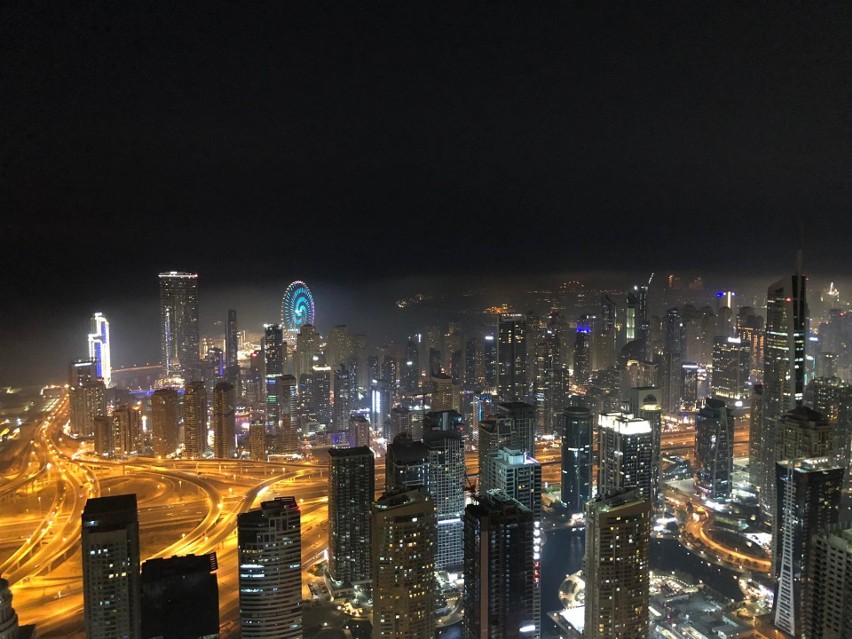 Widok na stolicę Kataru Dohę w nocy