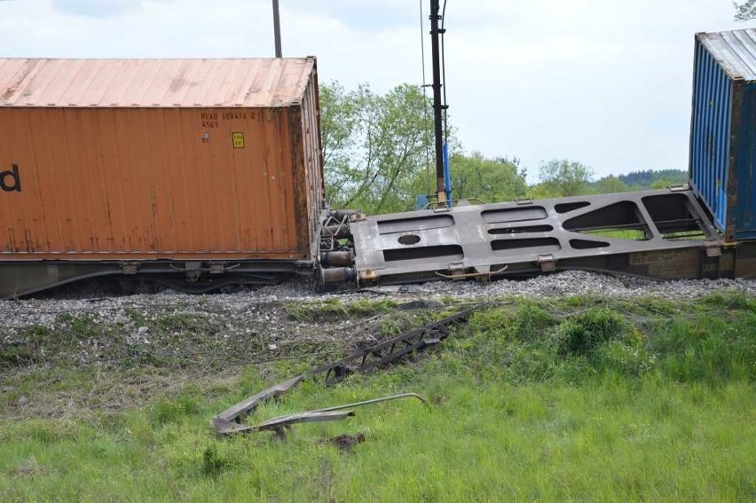 Zderzenie na przejeździe w gminie Brody. Ciężarówka roztrzaskana, pociąg wykolejony  