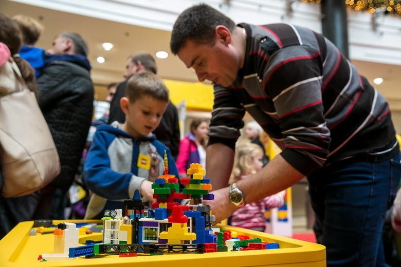 W Krakowie powstała największa choinka LEGO w Polsce [ZDJĘCIA]
