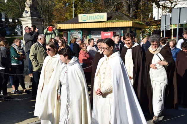 Tłumy wiernych na uroczystościach odpustowych ku czci błogosławionego Wincentego Kadłubka w Sandomierzu. Była procesja i Eucharystia 