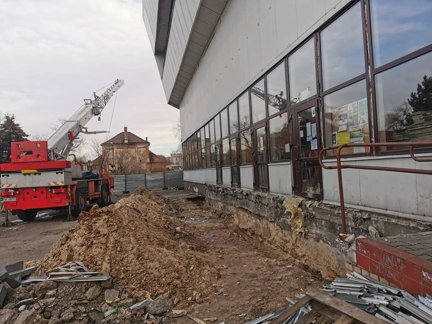 Trwa modernizacja hali sportowej MOSiR-u w Czeladzi Zobacz...