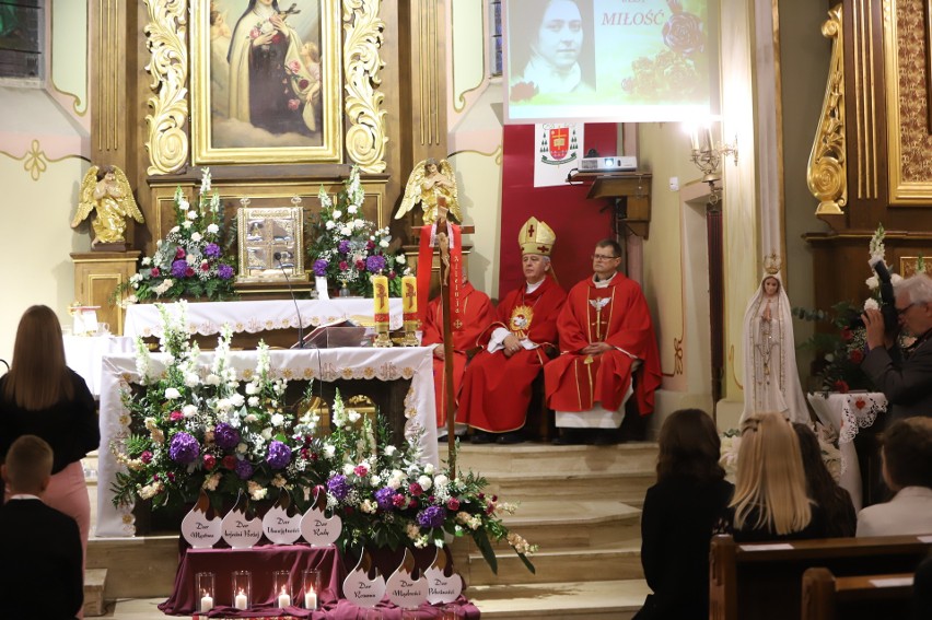 Biskup Jan Piotrowski udzielił sakramentu bierzmowania młodzieży z parafii świętej Teresy od Dzieciątka Jezus w Kielcach - Słowiku 