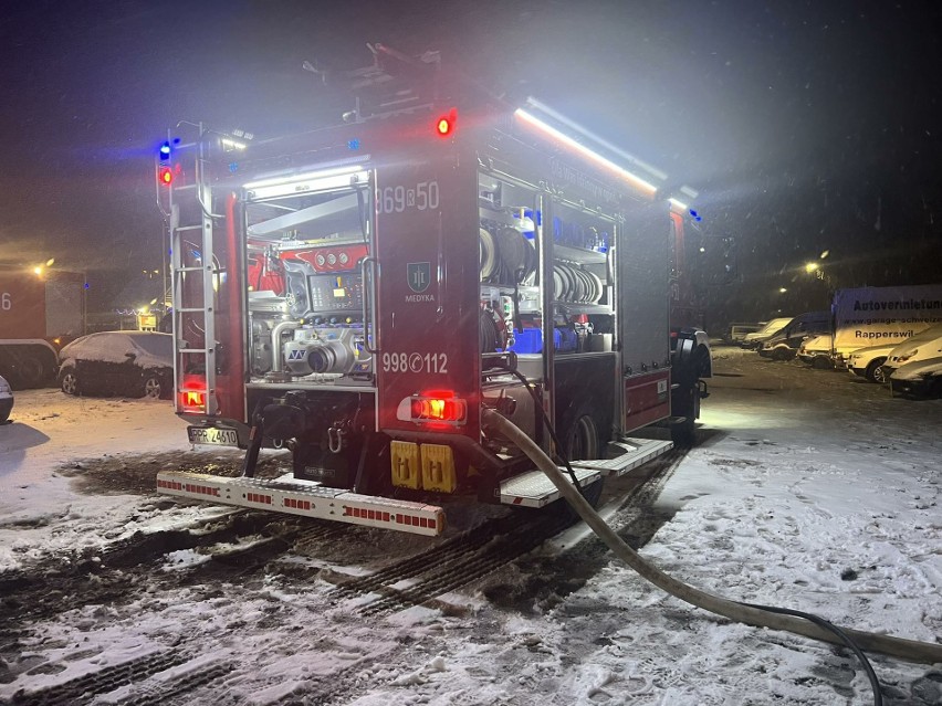 Na parkingu w Medyce strażacy gasili płonący autokar [ZDJĘCIA]