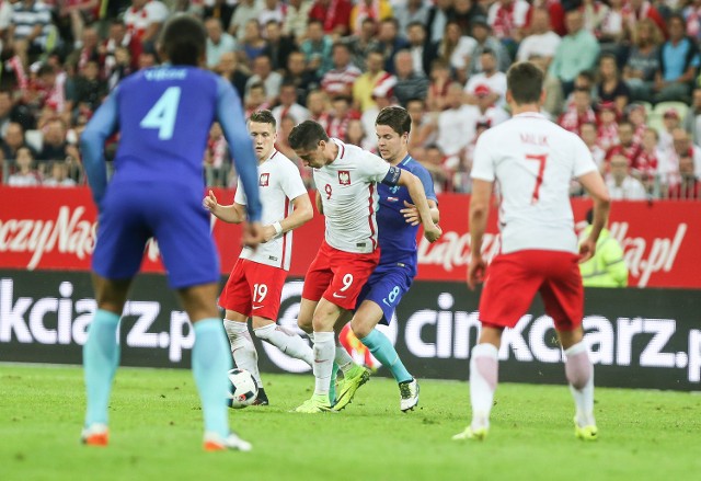 Piotr Zieliński (w tle, za Robertem Lewandowskim) podczas środowego meczu z Holandią w Gdańsku