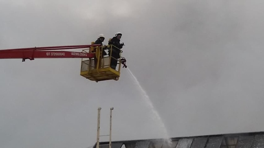 Gigantyczny pożar hali magazynowej przy ulicy Wrocławskiej w Radomiu. Na miejscu pracuje ponad 200 strażaków z całego regionu