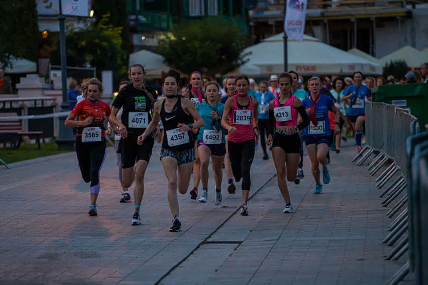 10. TAURON Festiwal Biegowy w Krynicy-Zdroju. Przebiegli przez Bulwary Dietla w krawatach [ZDJĘCIA]