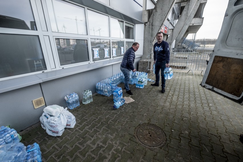 Kibice Lecha Poznań organizują zbiórkę niegazowanej wody...