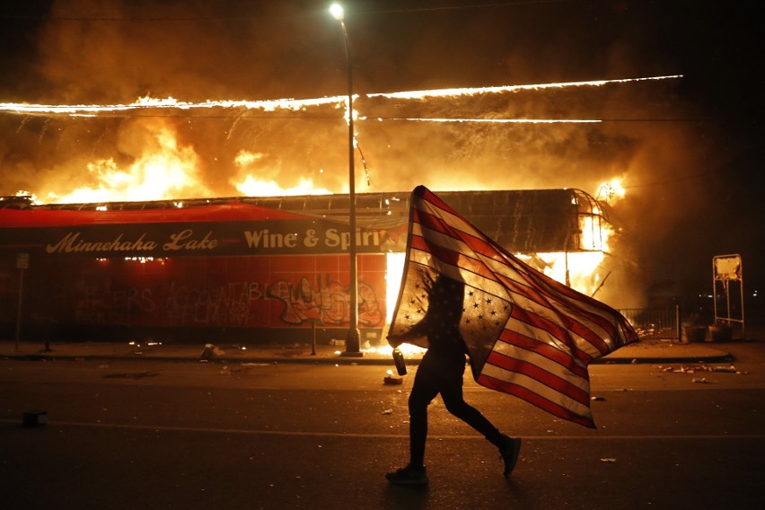 Zamieszki w USA 2020: Zdjęcia i wideo. Ameryka płonie, protesty z Minneapolis rozlały się na cały kraj. Donald Trump z rodziną ewakuowany